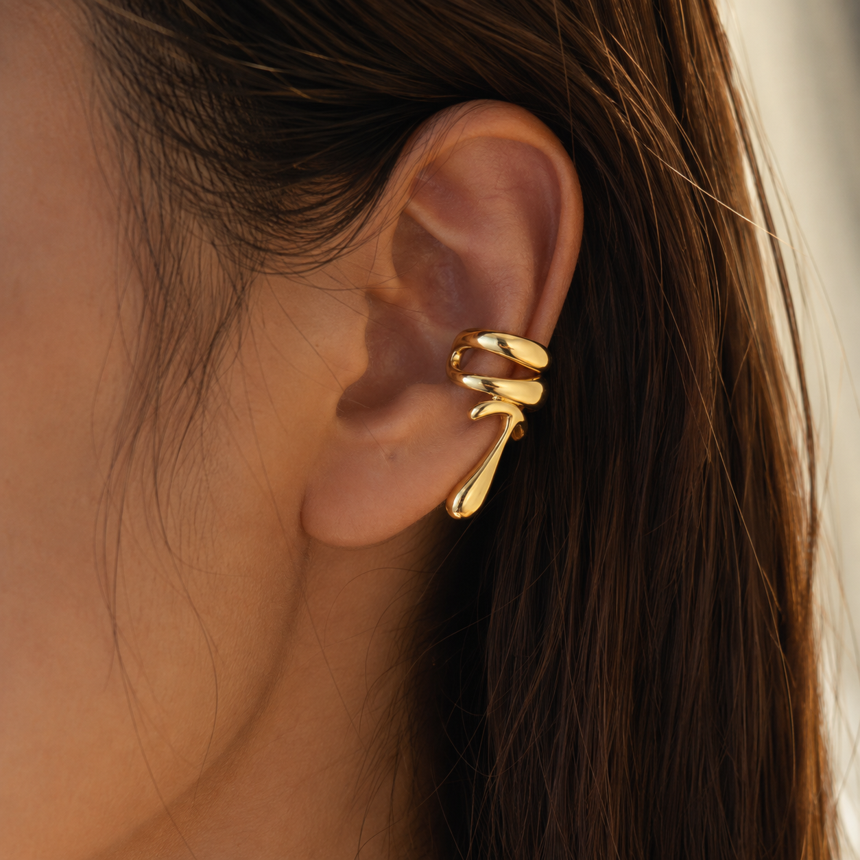 Ear cuff goutte abstraite porté sur le cartilage de l'oreille