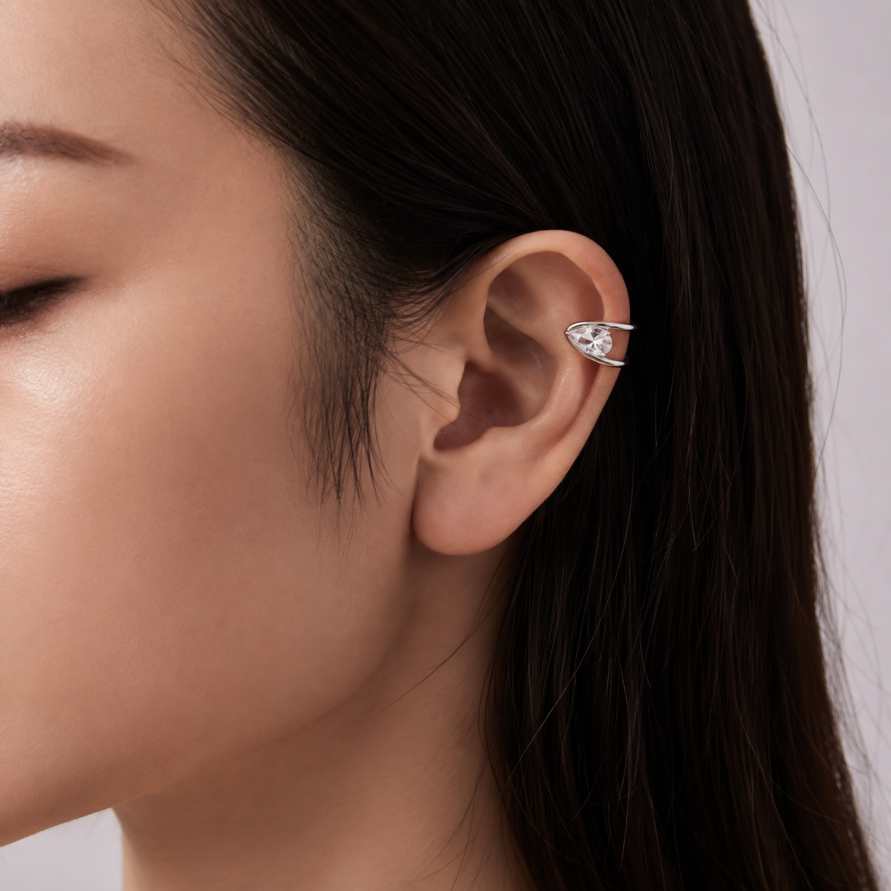 Ear cuff goutte minimaliste porté sur le cartilage de l'oreille