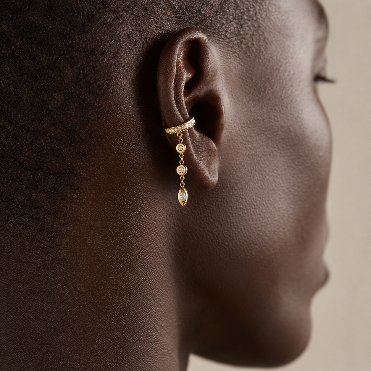 Ear cuff goutte pendante pavé porté sur le cartilage de l'oreille