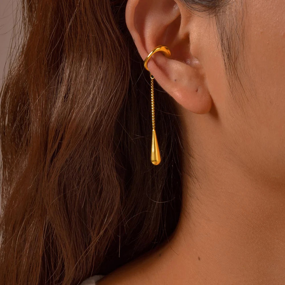 Ear cuff goutte pendante porté sur le cartilage de l'oreille