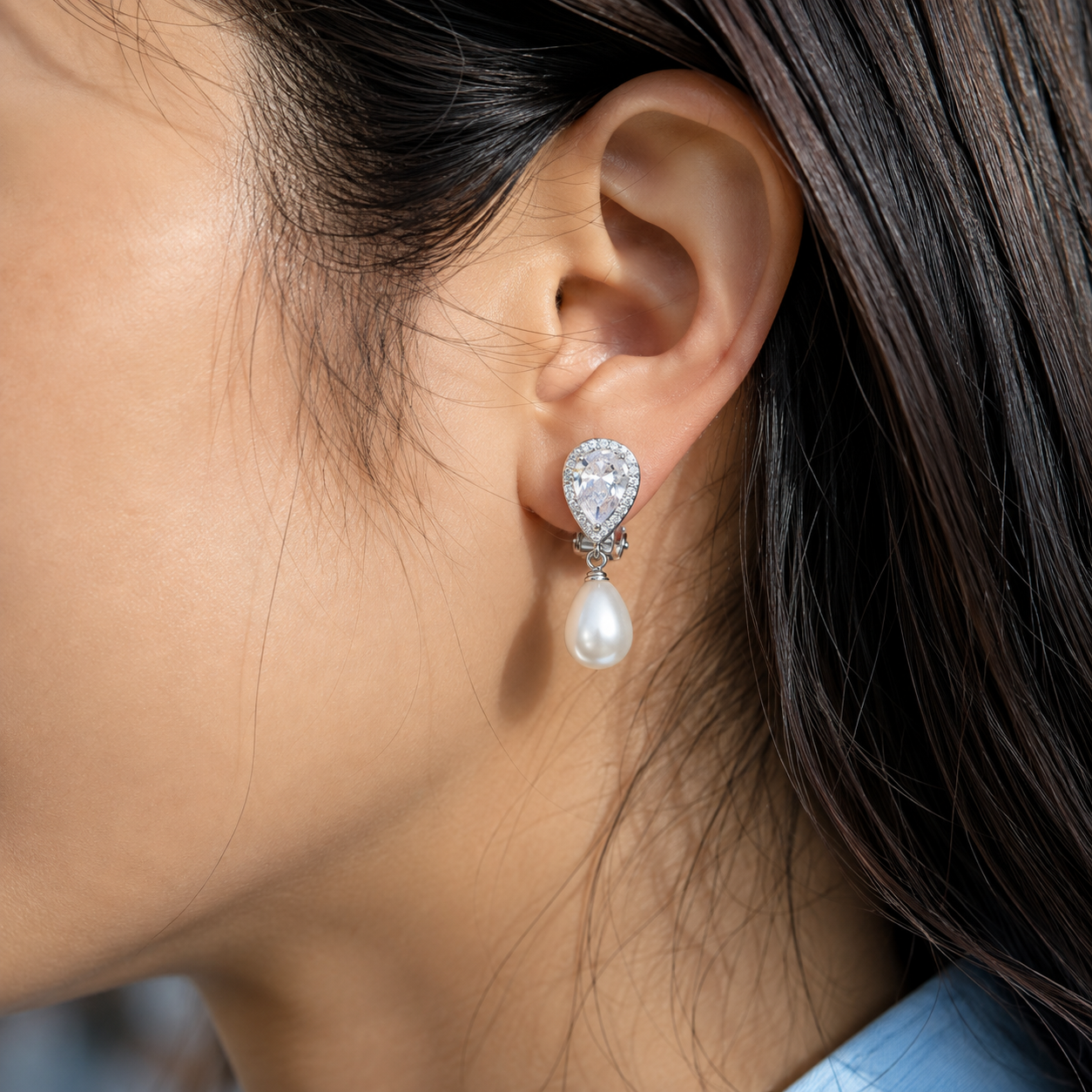 Ear cuff goutte perlée pavée porté sur le cartilage de l'oreille