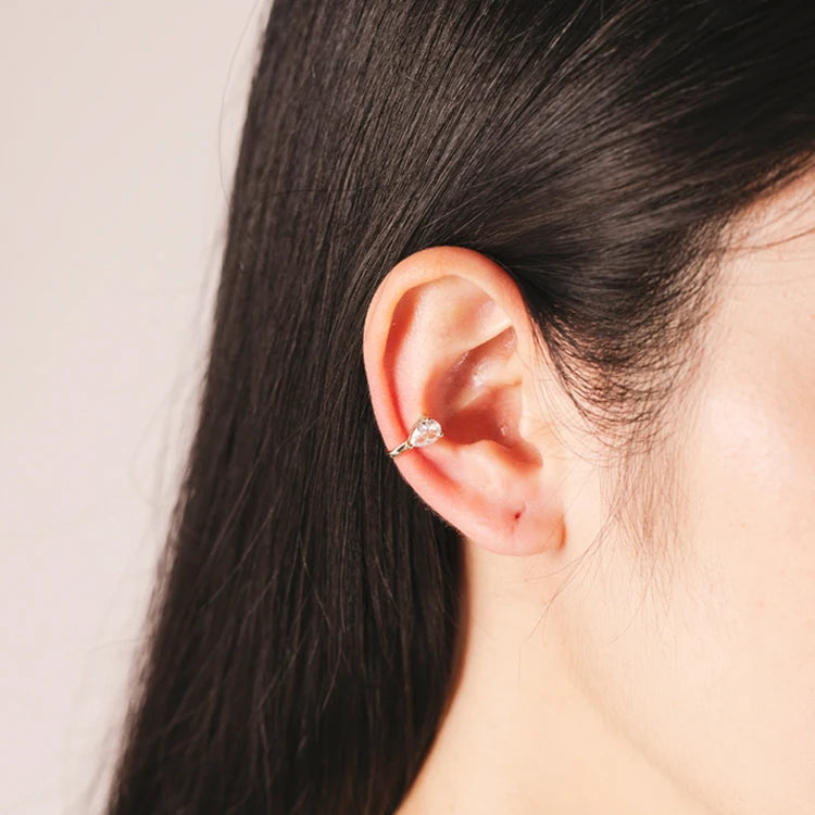 Ear cuff goutte solitaire porté sur le cartilage de l'oreille