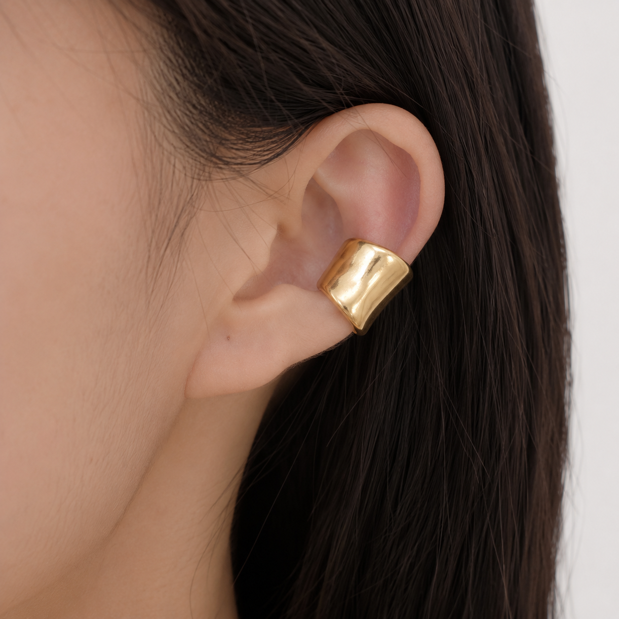 Ear cuff large bandeau porté sur le cartilage de l'oreille