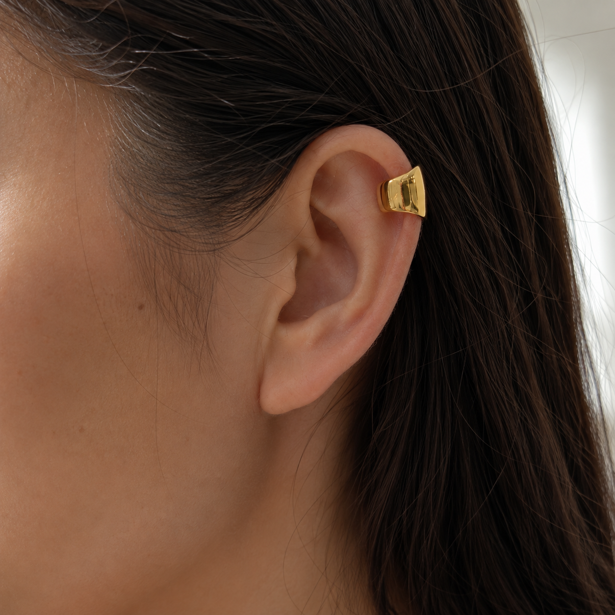 Ear cuff large martelé porté sur le cartilage de l'oreille