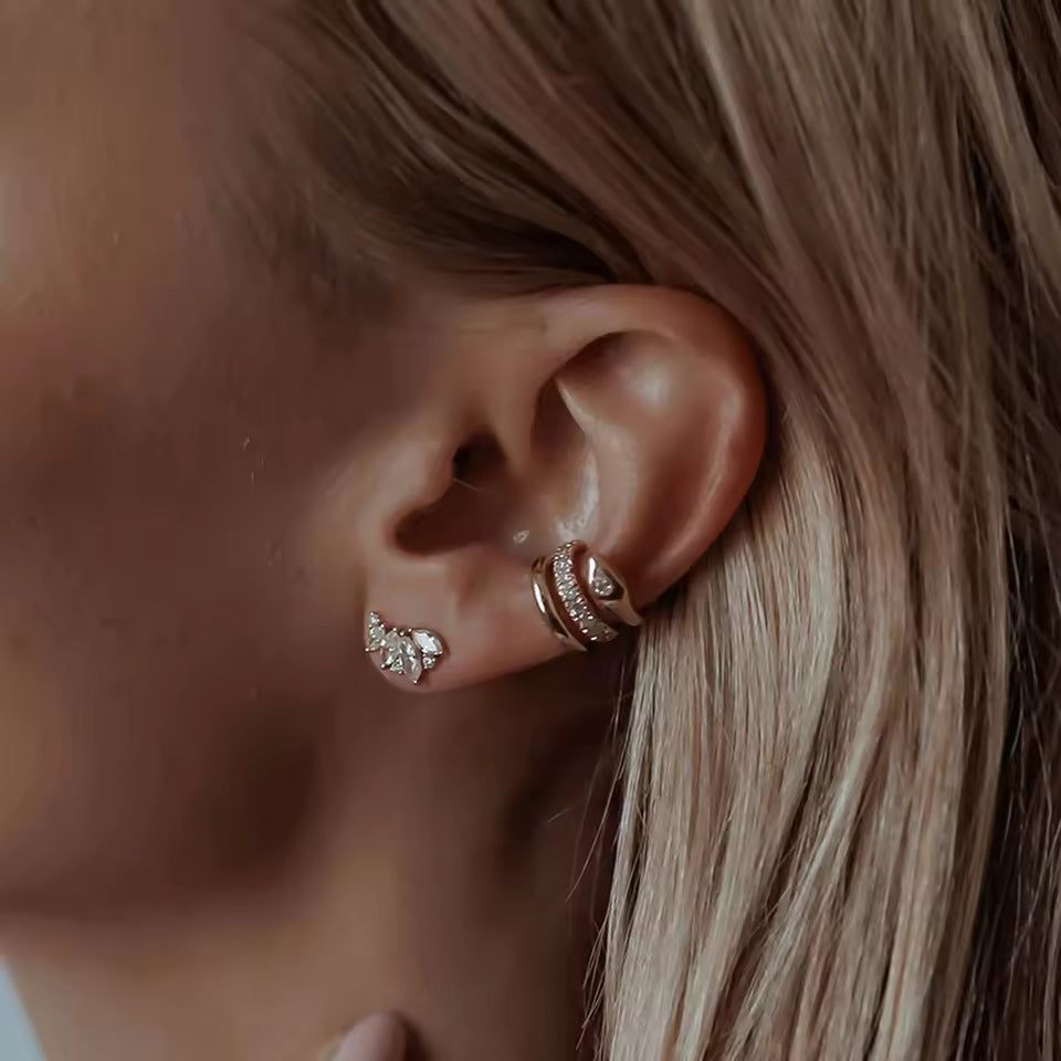 Ear cuff ligne pavé central porté sur le cartilage de l'oreille