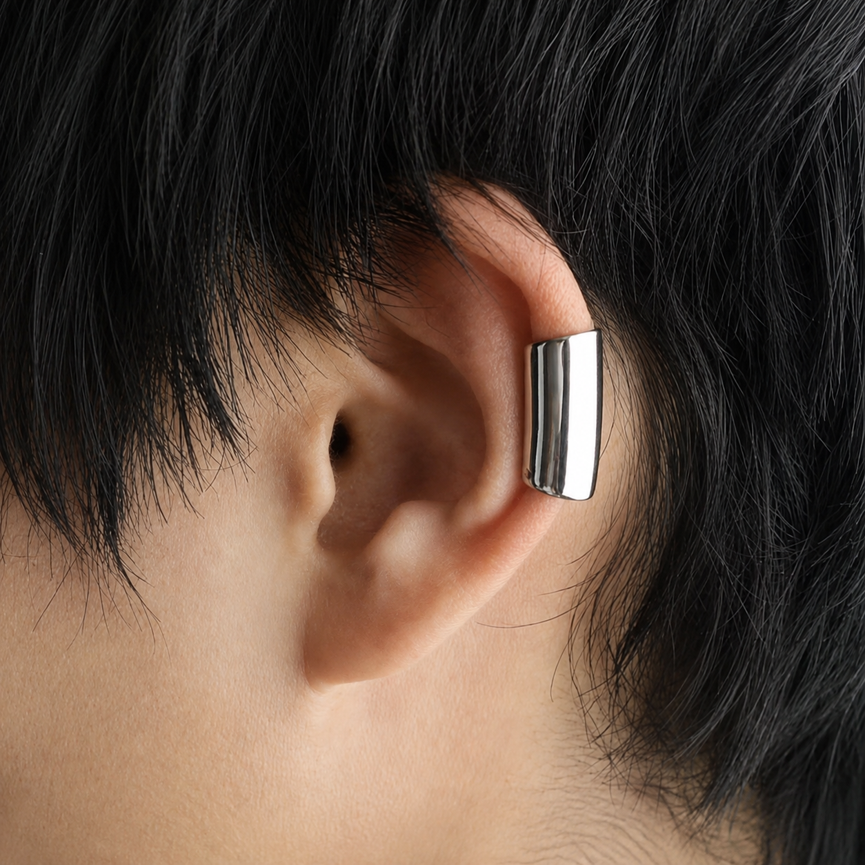 Ear cuff manchette minimaliste porté sur le cartilage de l'oreille