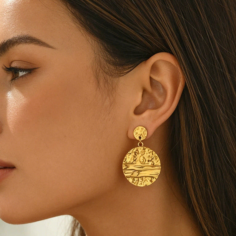 Ear cuff médaille martelée porté sur le cartilage de l'oreille