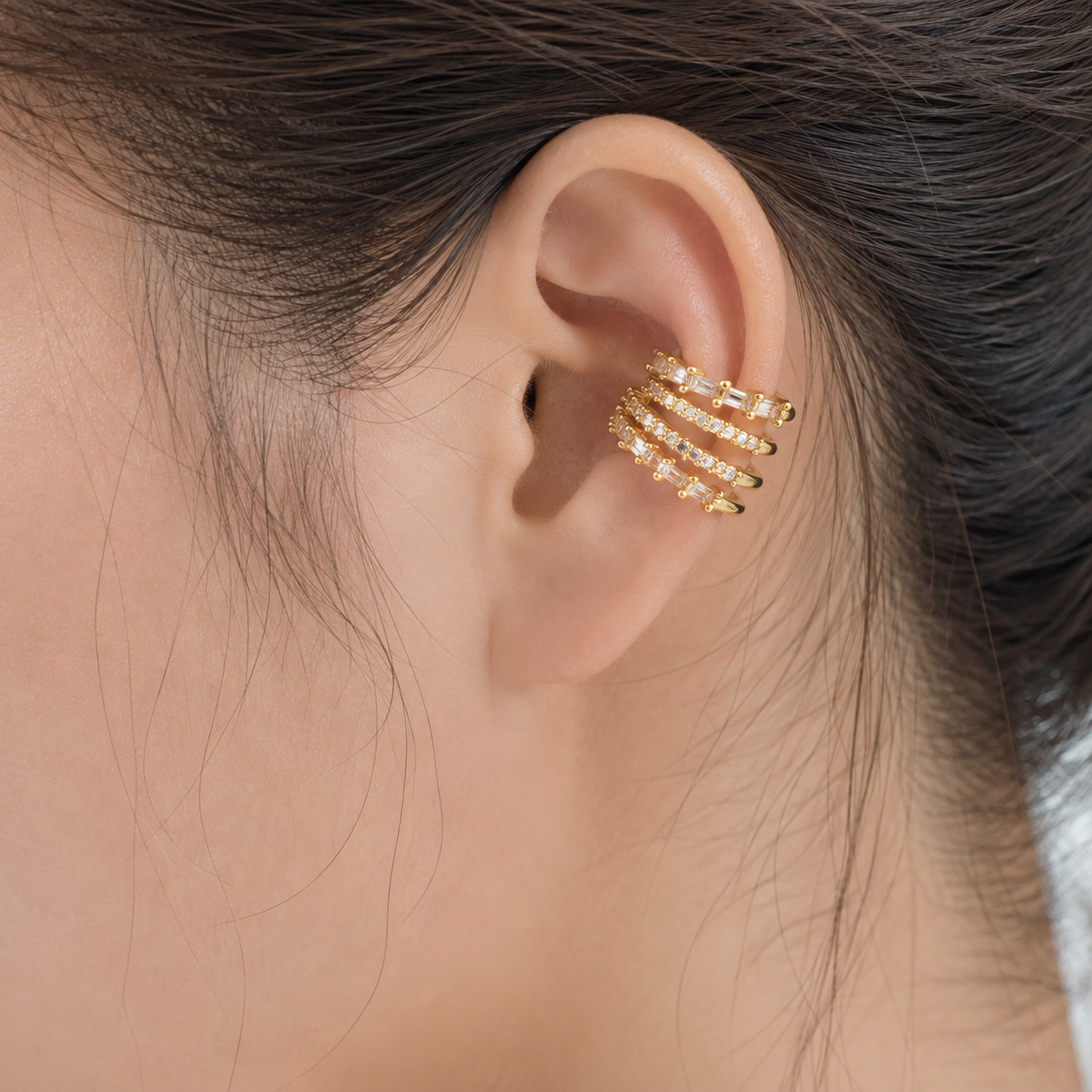 Ear cuff multi rang baguette porté sur le cartilage de l'oreille