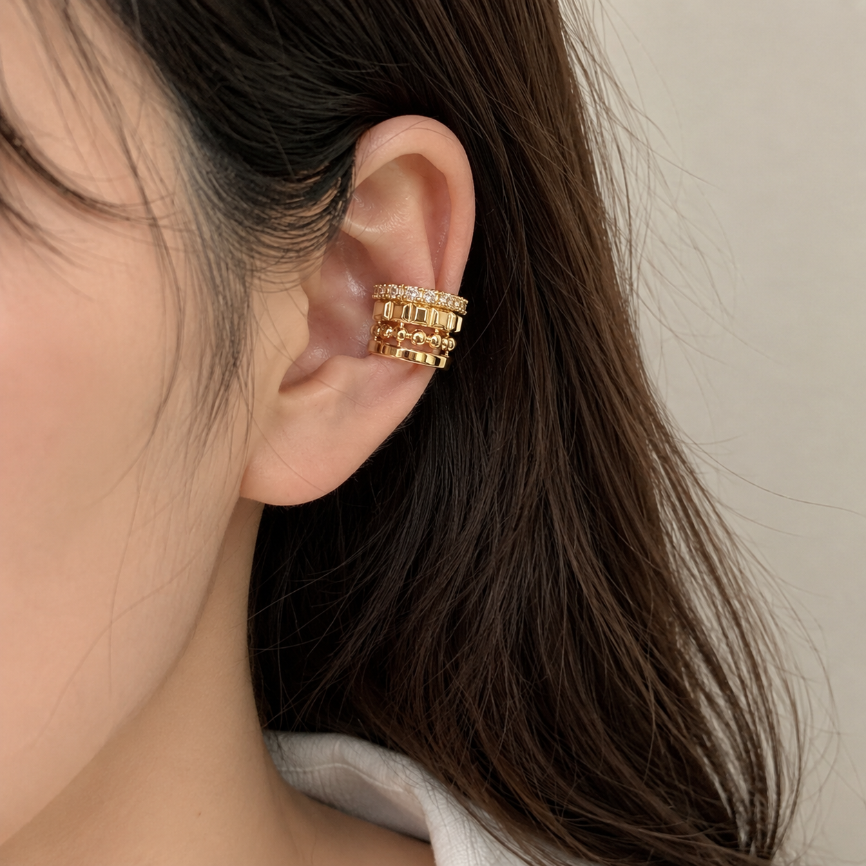 Ear cuff multi rang géométrique porté sur le cartilage de l'oreille