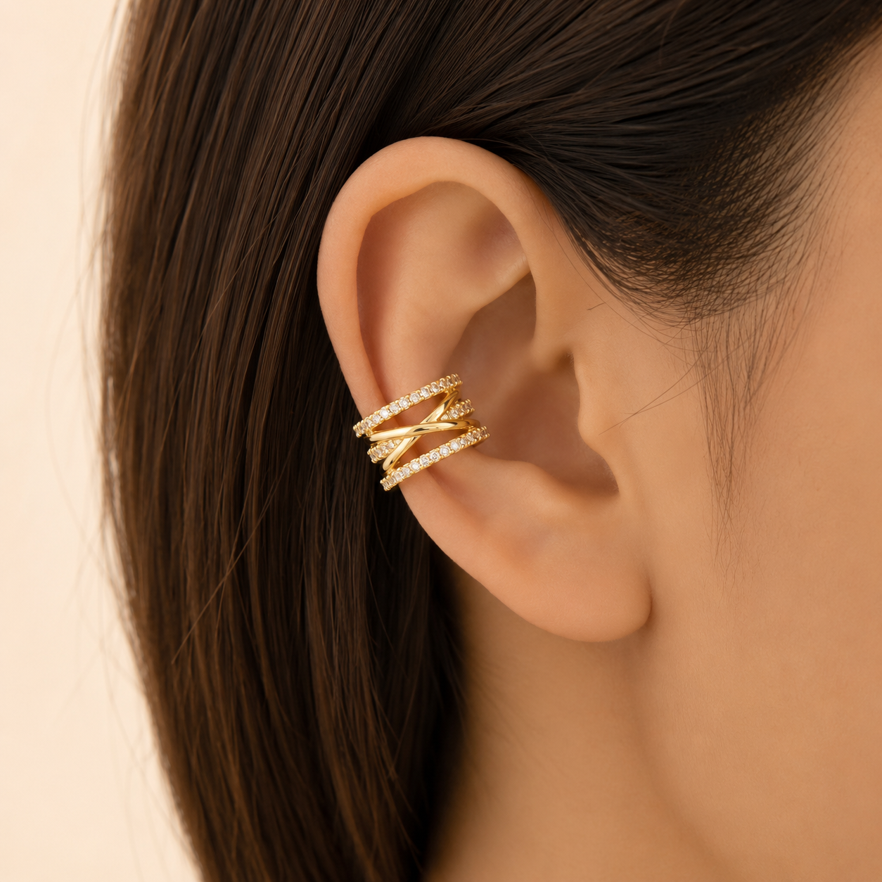 Ear cuff multi rang pavé croisé porté sur le cartilage de l'oreille