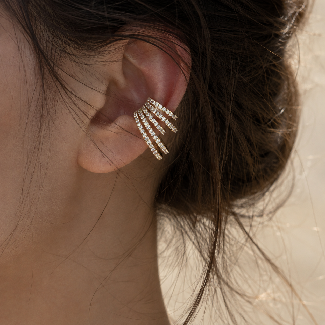 Ear cuff multi rangées pavées porté sur le cartilage de l'oreille