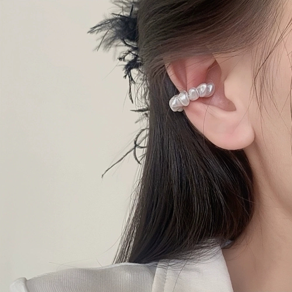 Ear cuff nacre pétales porté sur le cartilage de l'oreille