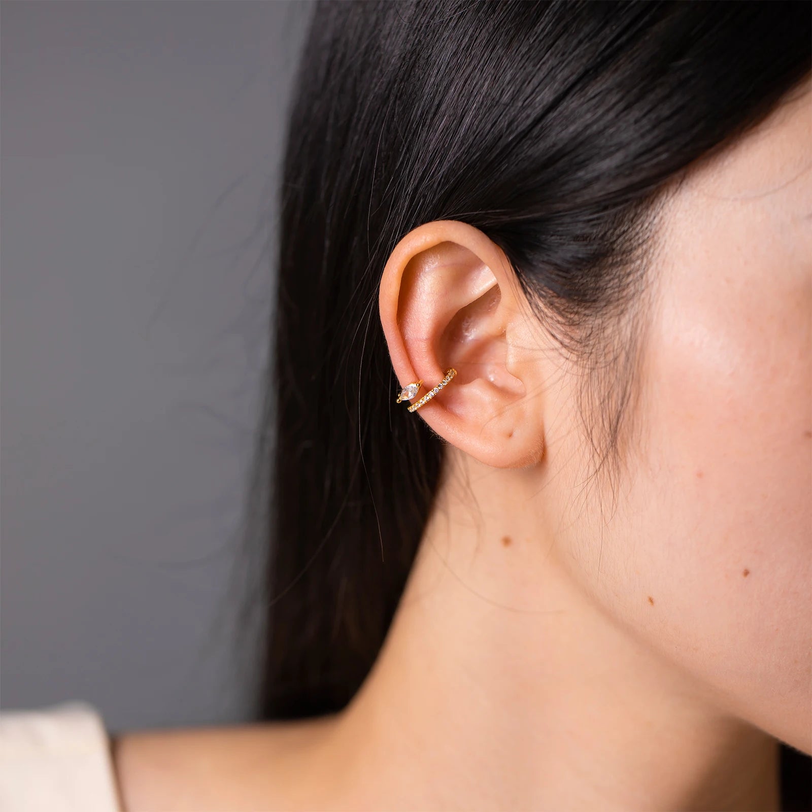 Ear cuff navette gem porté sur le cartilage de l'oreille