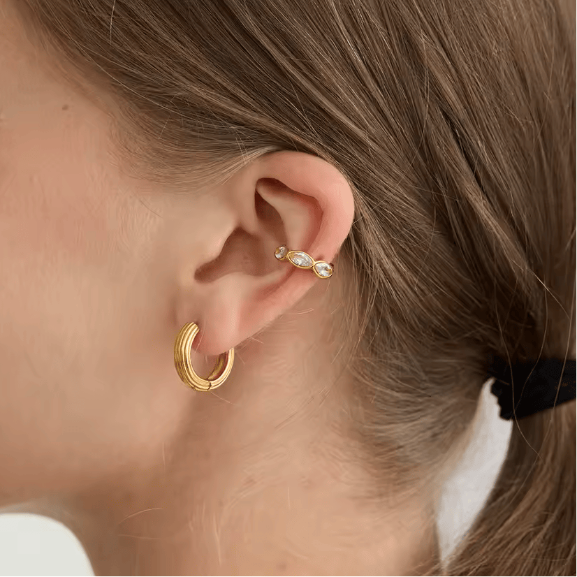 Ear cuff navette pavé porté sur le cartilage de l'oreille