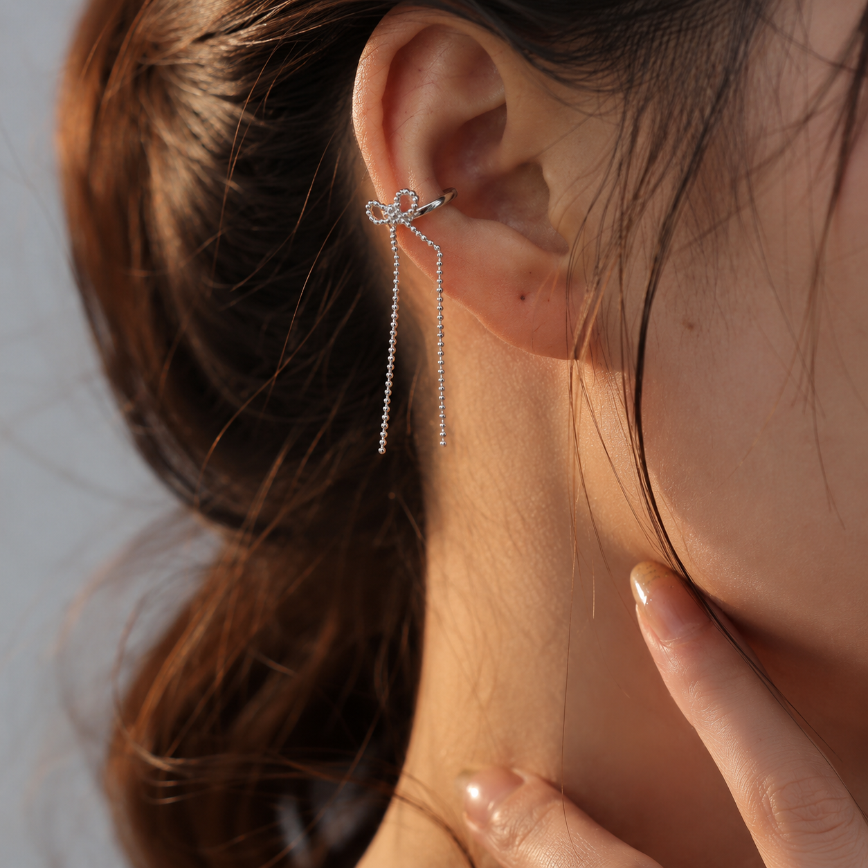 Ear cuff nœud chaîne pendante porté sur le cartilage de l'oreille