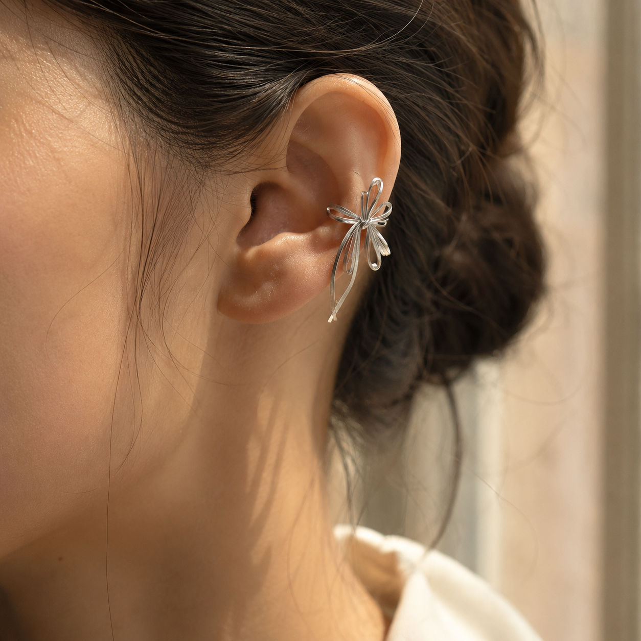 Ear cuff nœud minimaliste porté sur le cartilage de l'oreille