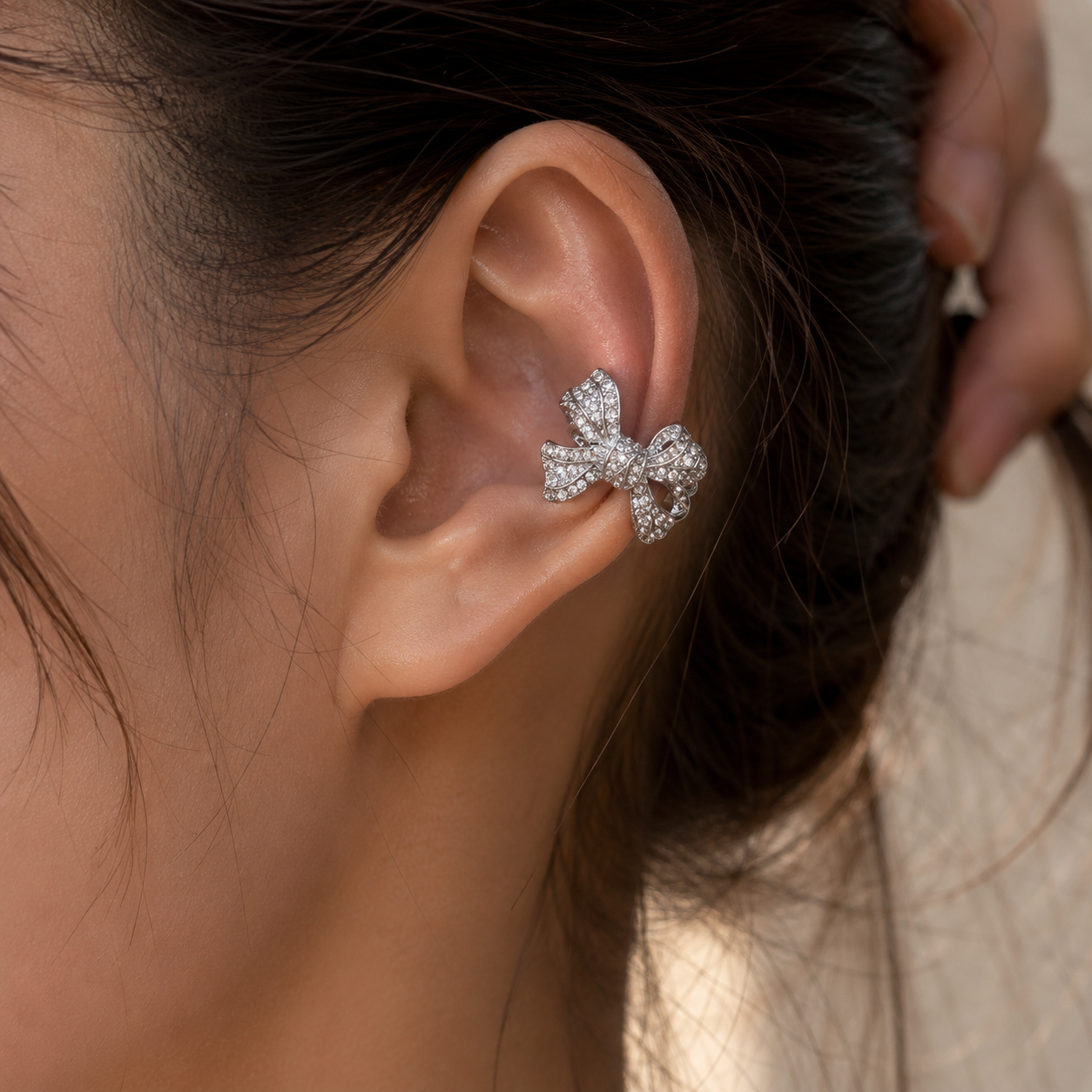 Ear cuff nœud pavé porté sur le cartilage de l'oreille
