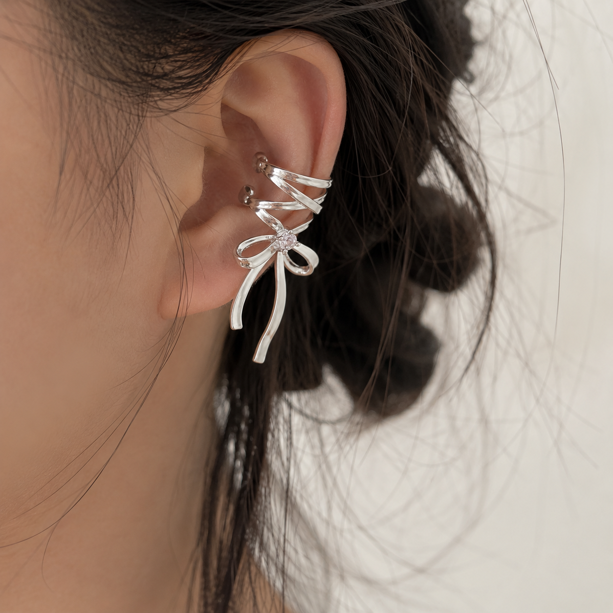 Ear cuff nœud pendant porté sur le cartilage de l'oreille