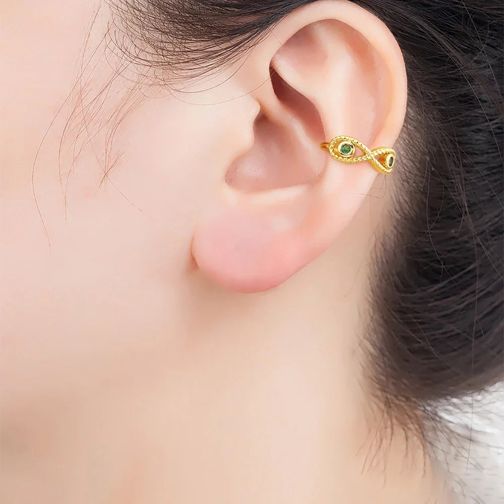 Ear cuff œil texturé porté sur le cartilage de l'oreille
