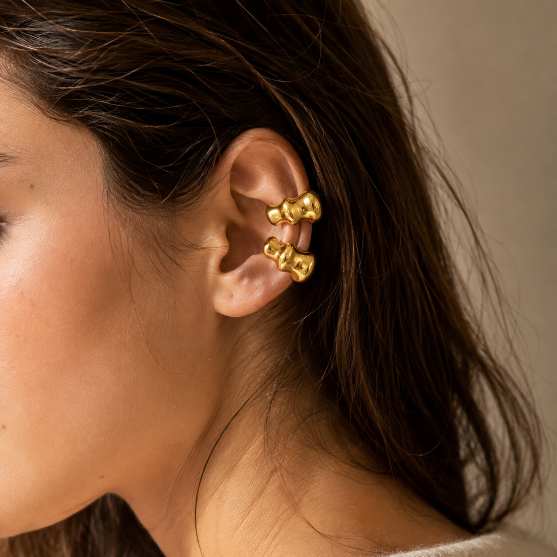 Ear cuff ondulé porté sur le cartilage de l'oreille