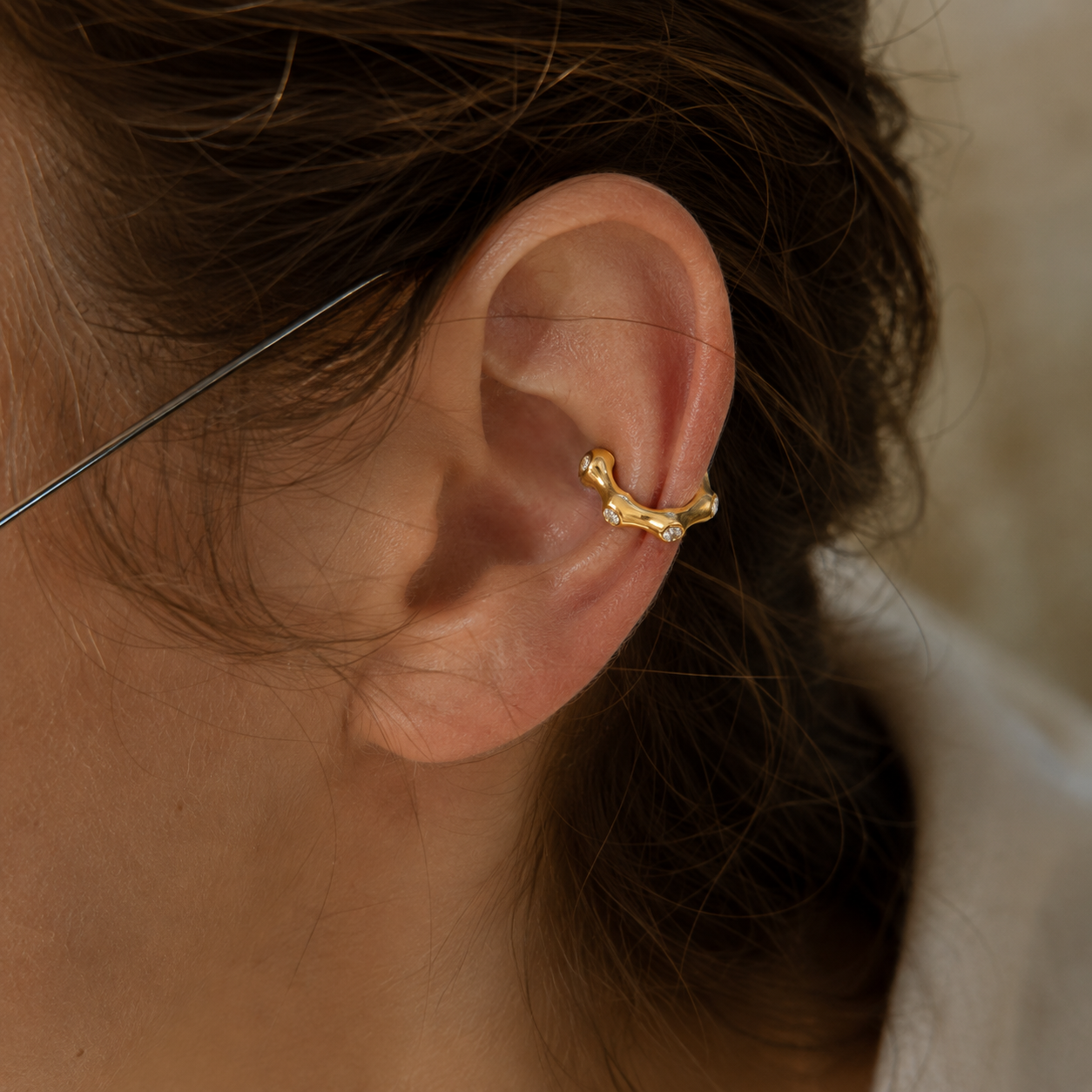 Ear cuff organique cristallisé porté sur le cartilage de l'oreille