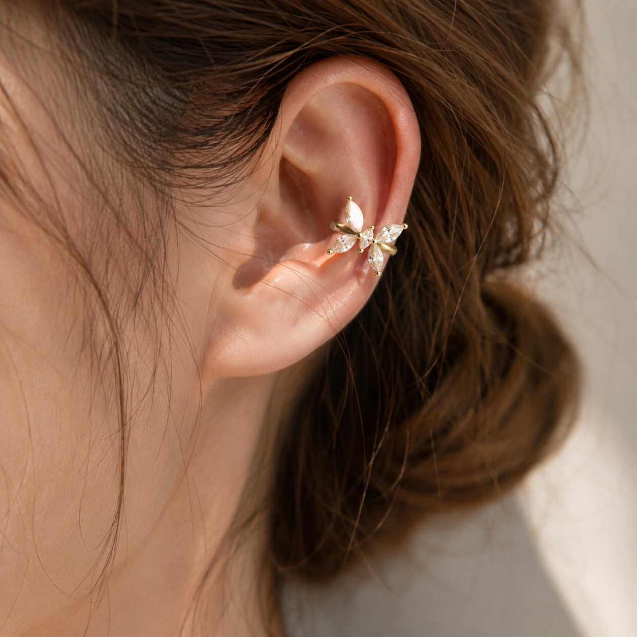 Ear cuff papillon marquise porté sur le cartilage de l'oreille