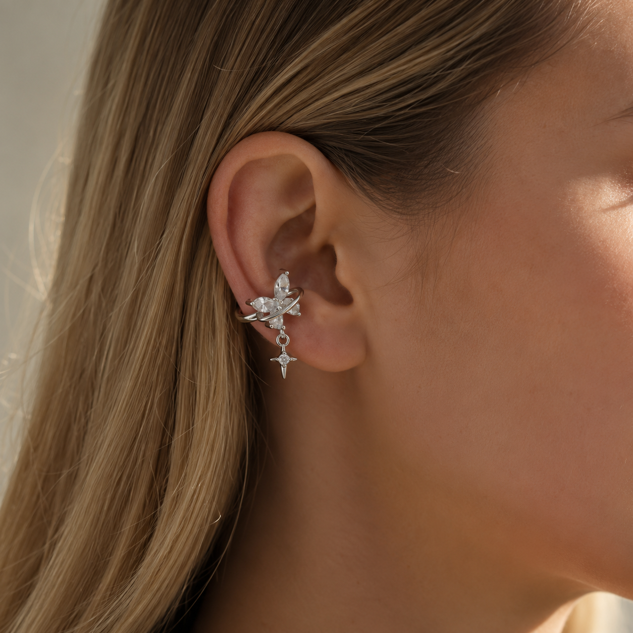 Ear cuff papillon pendant porté sur le cartilage de l'oreille