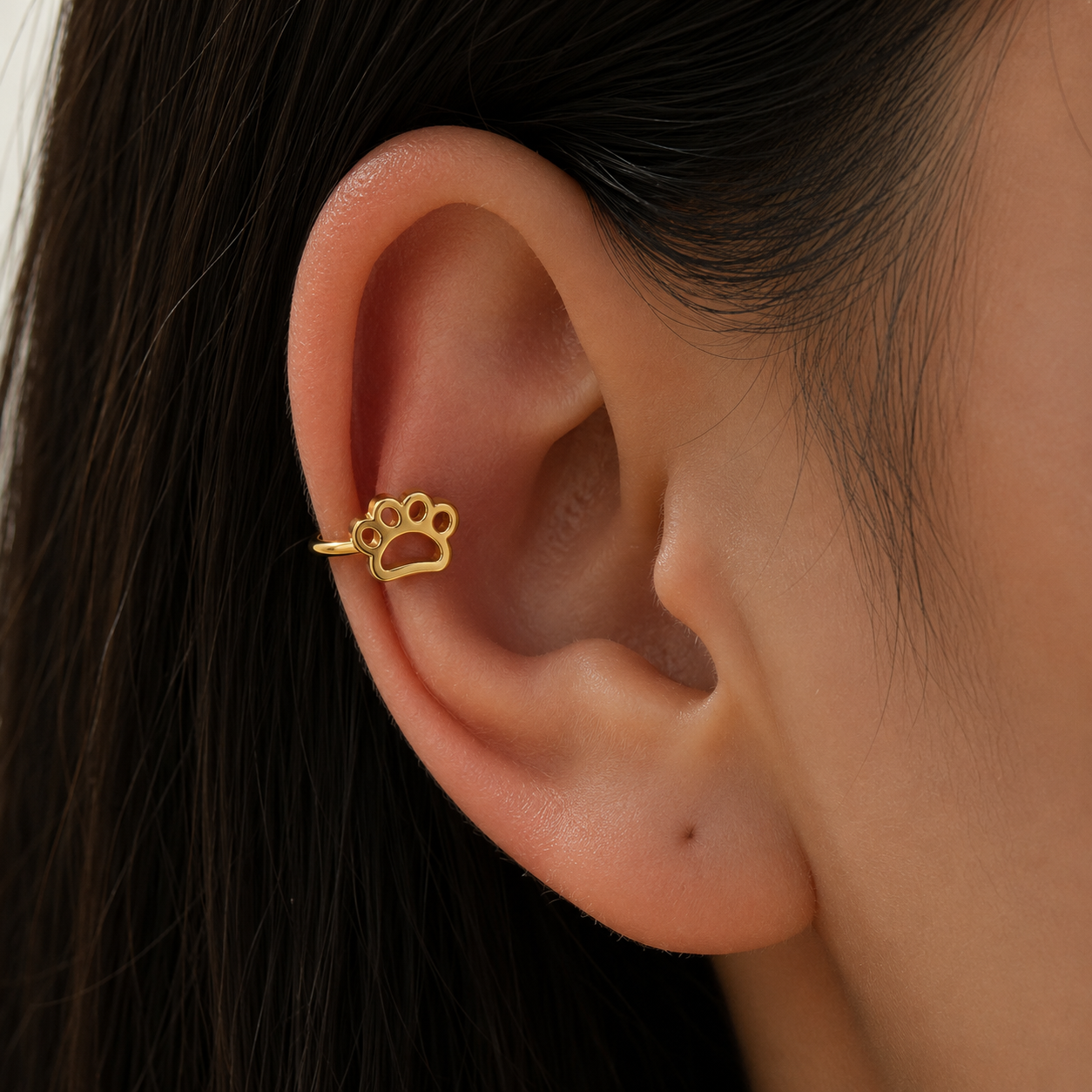 Ear cuff patte de chat porté sur le cartilage de l'oreille