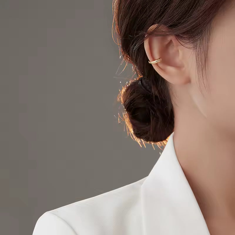 Ear cuff pavé bombé porté sur le cartilage de l'oreille