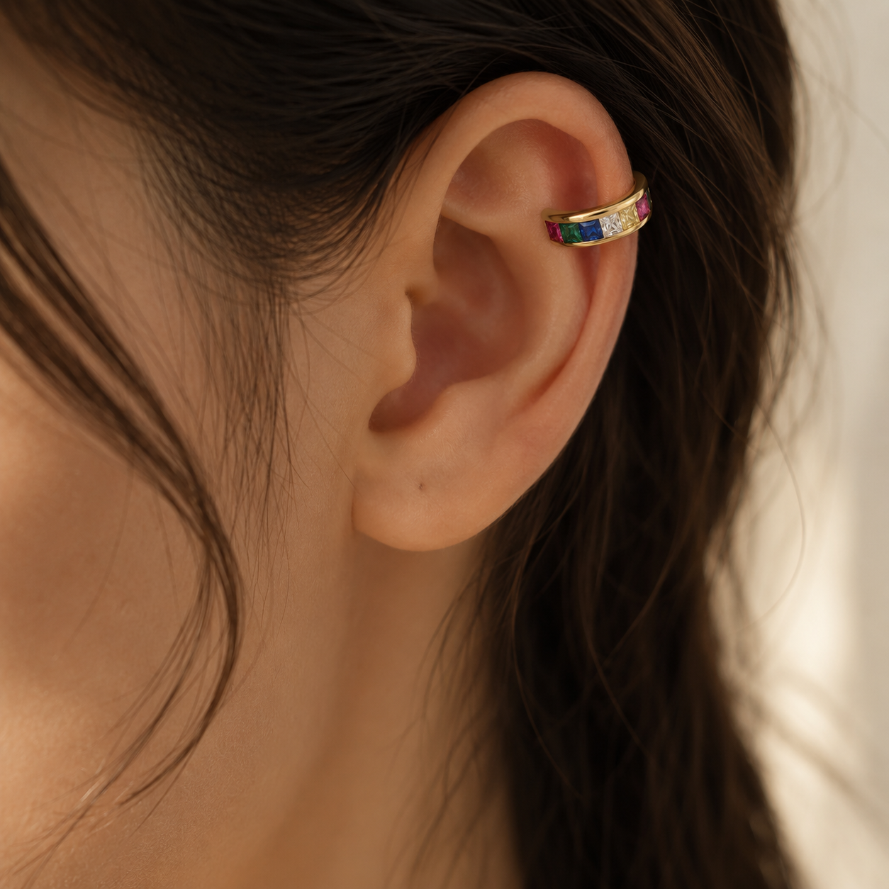 Ear cuff pavé coloré porté sur le cartilage de l'oreille