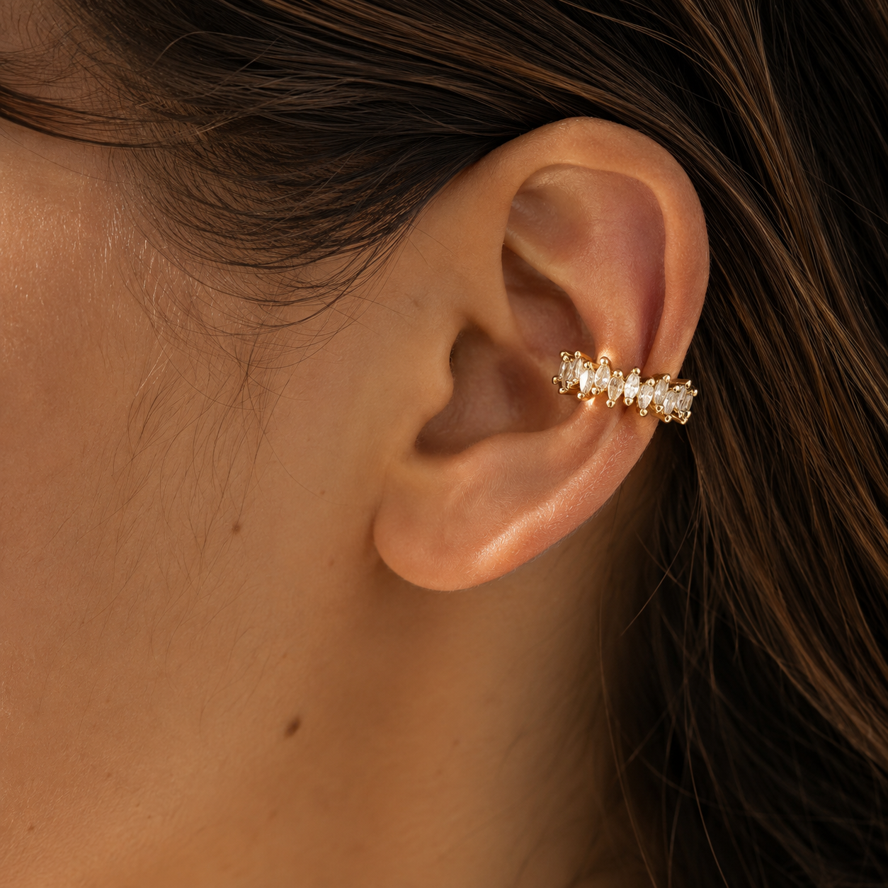 Ear cuff pavé marquise porté sur le cartilage de l'oreille