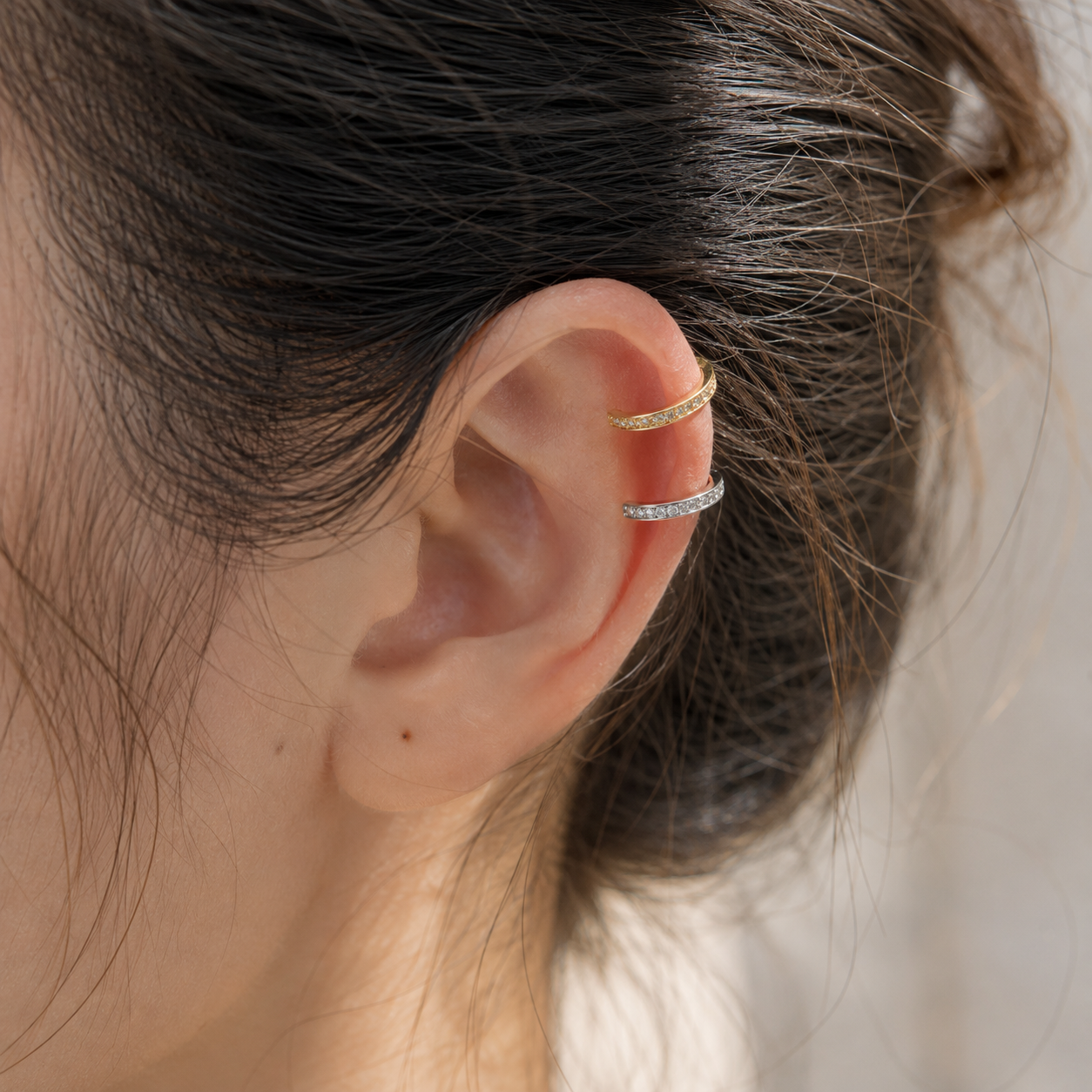 Ear cuff pavé minimaliste porté sur le cartilage de l'oreille