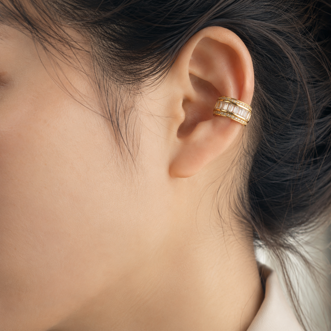 Ear cuff pavées double bordure porté sur le cartilage de l'oreille