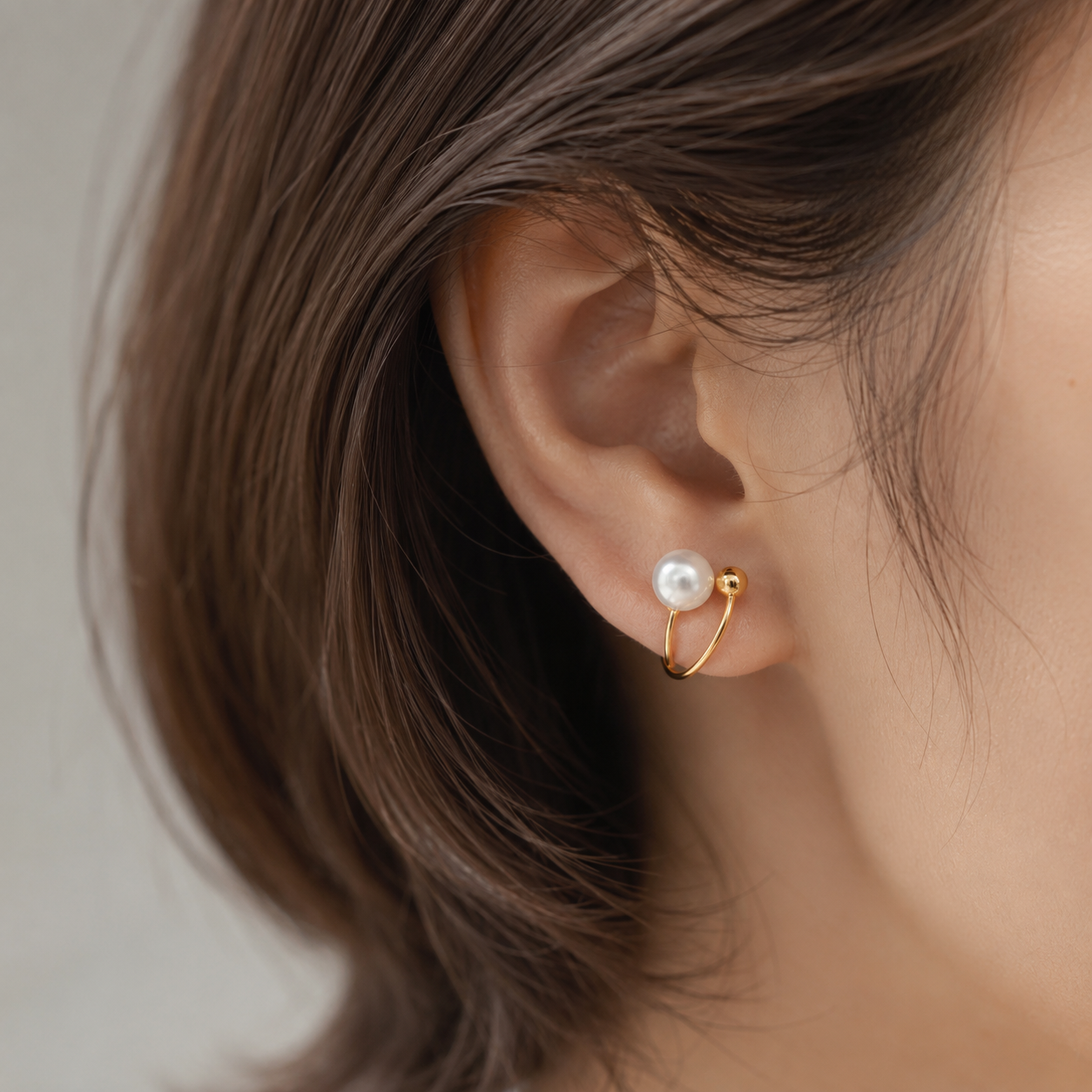 Ear cuff perle minimaliste porté sur le cartilage de l'oreille