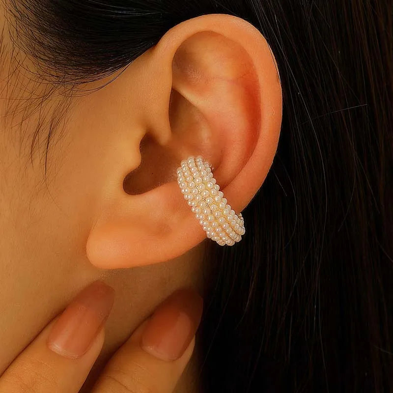 Ear cuff perlé multi porté sur le cartilage de l'oreille