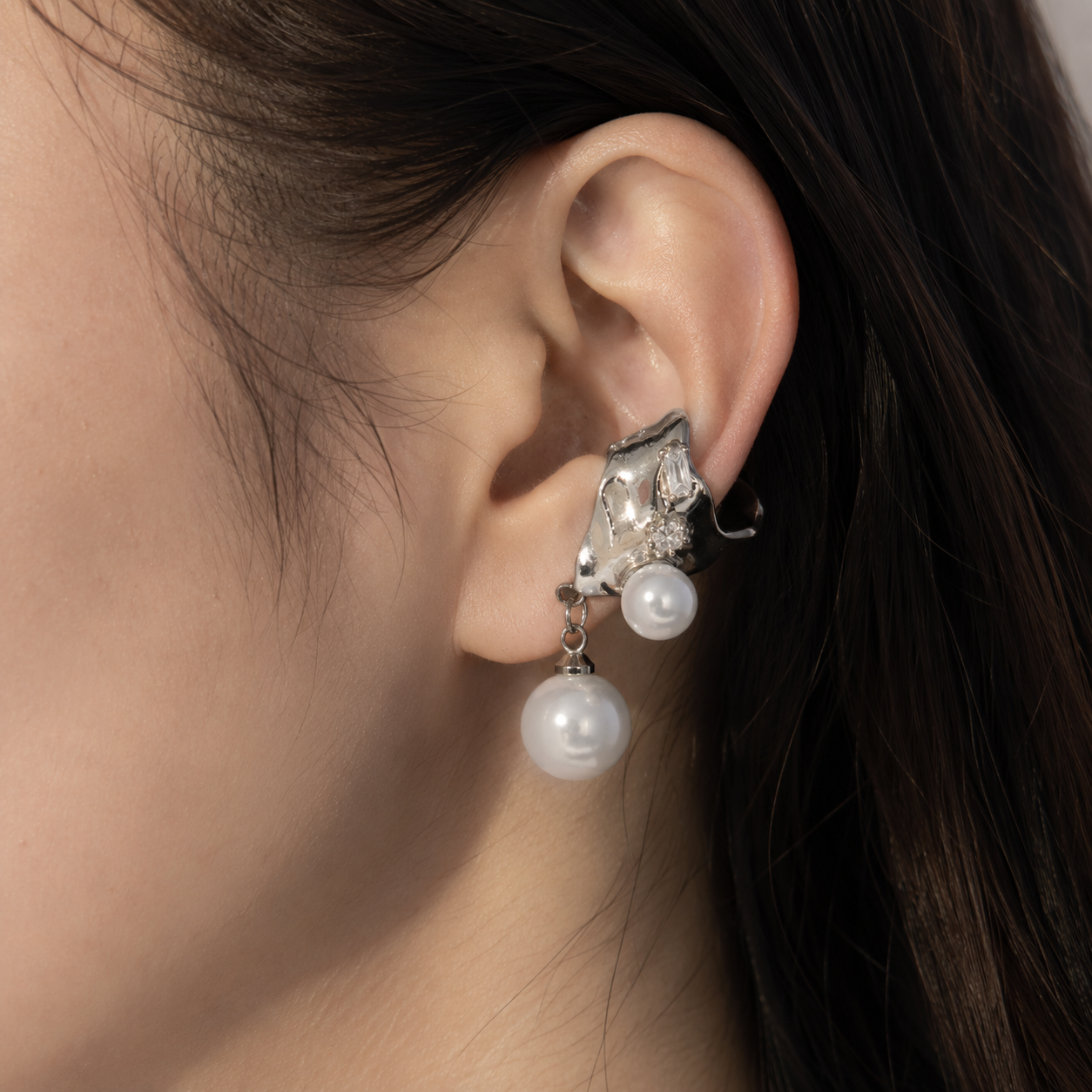 Ear cuff perle pendante sculpté porté sur le cartilage de l'oreille