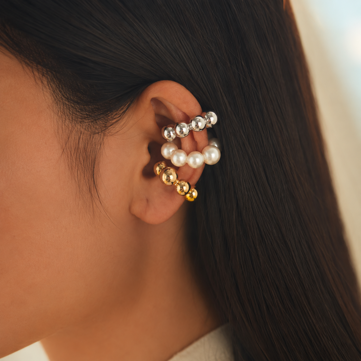 Ear cuff perlé rond porté sur le cartilage de l'oreille