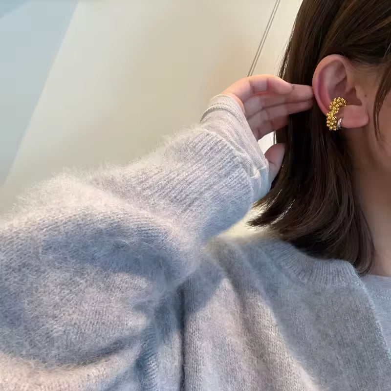 Ear cuff perlé texturé porté sur le cartilage de l'oreille