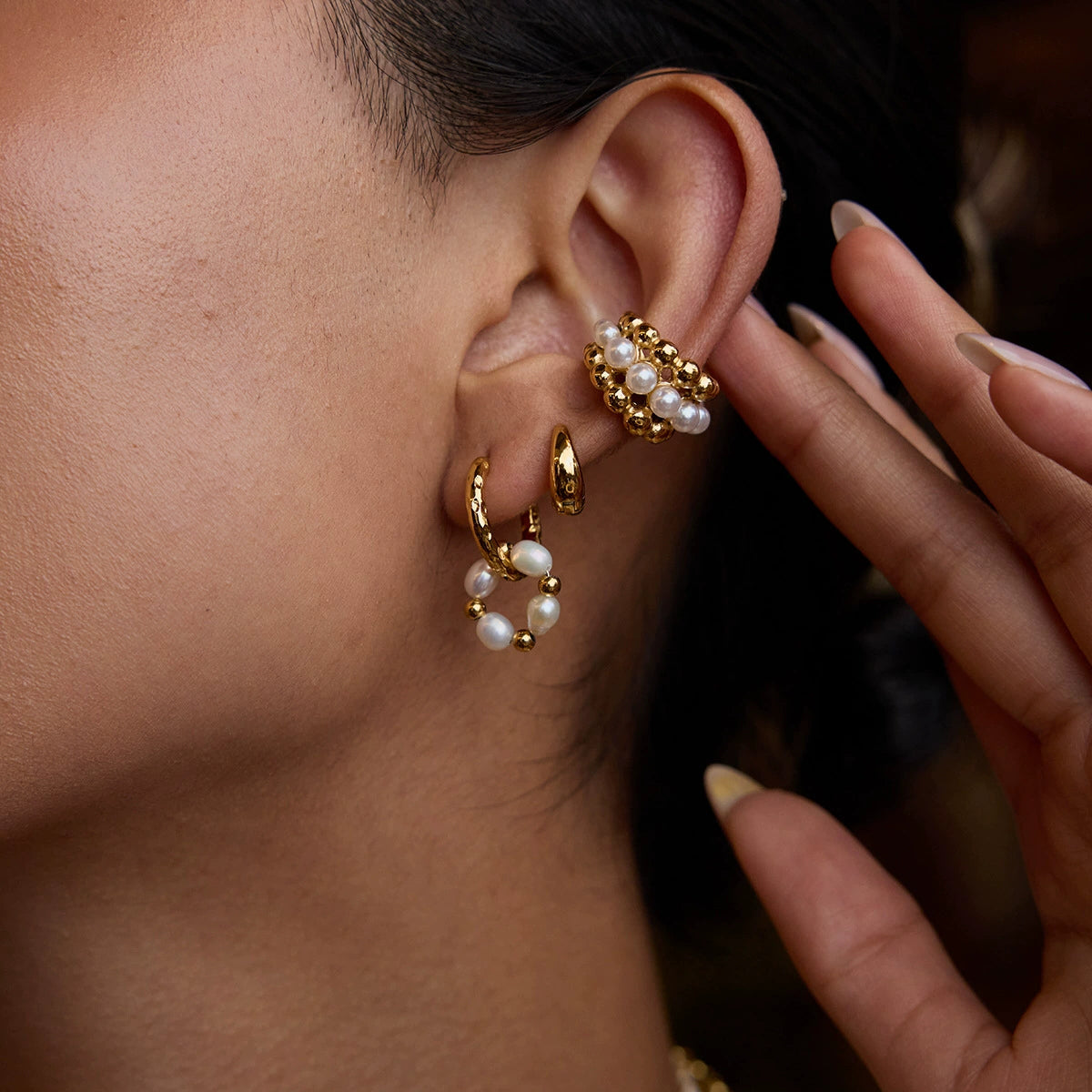 Ear cuff perles bicolores porté sur le cartilage de l'oreille