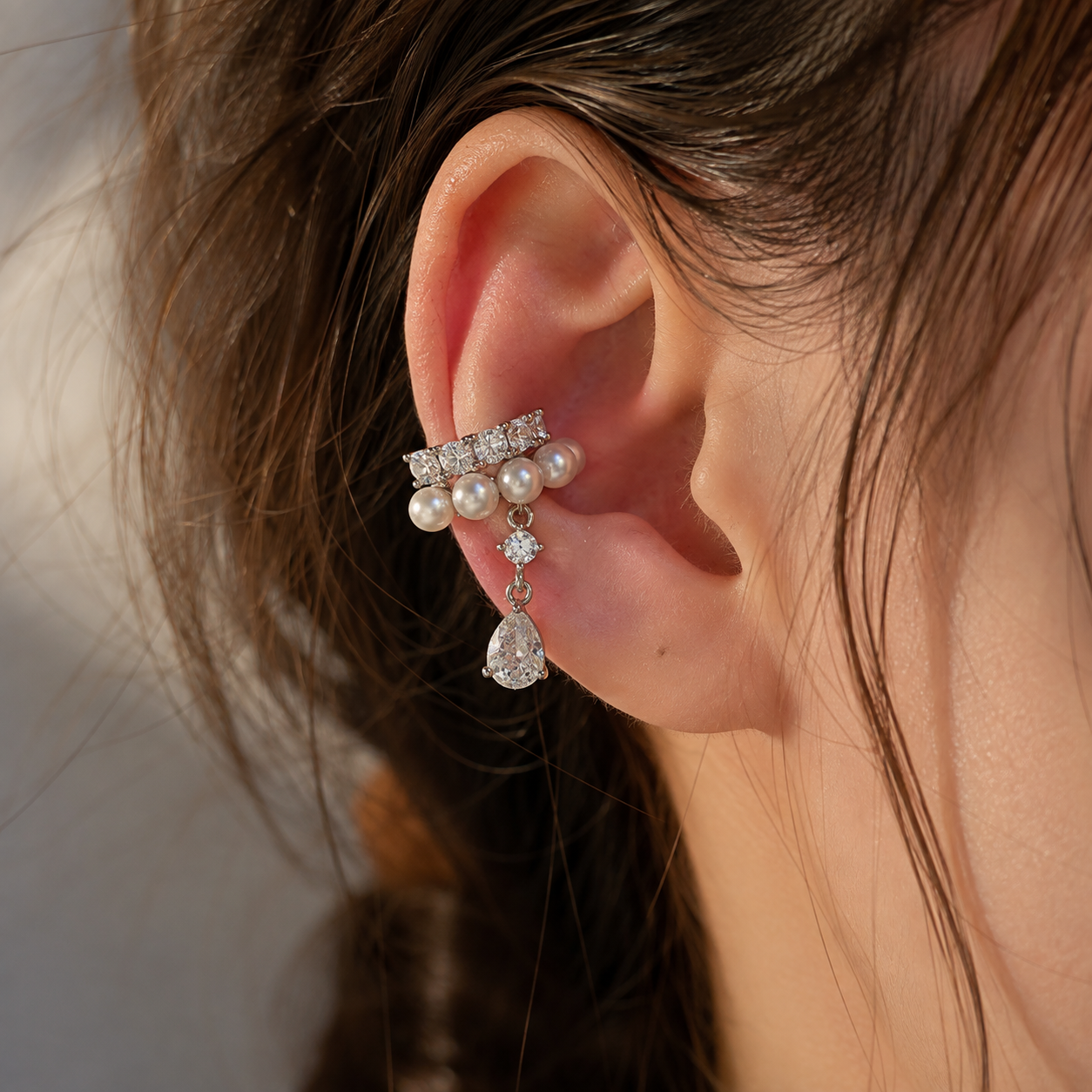 Ear cuff perles pendantes porté sur le cartilage de l'oreille