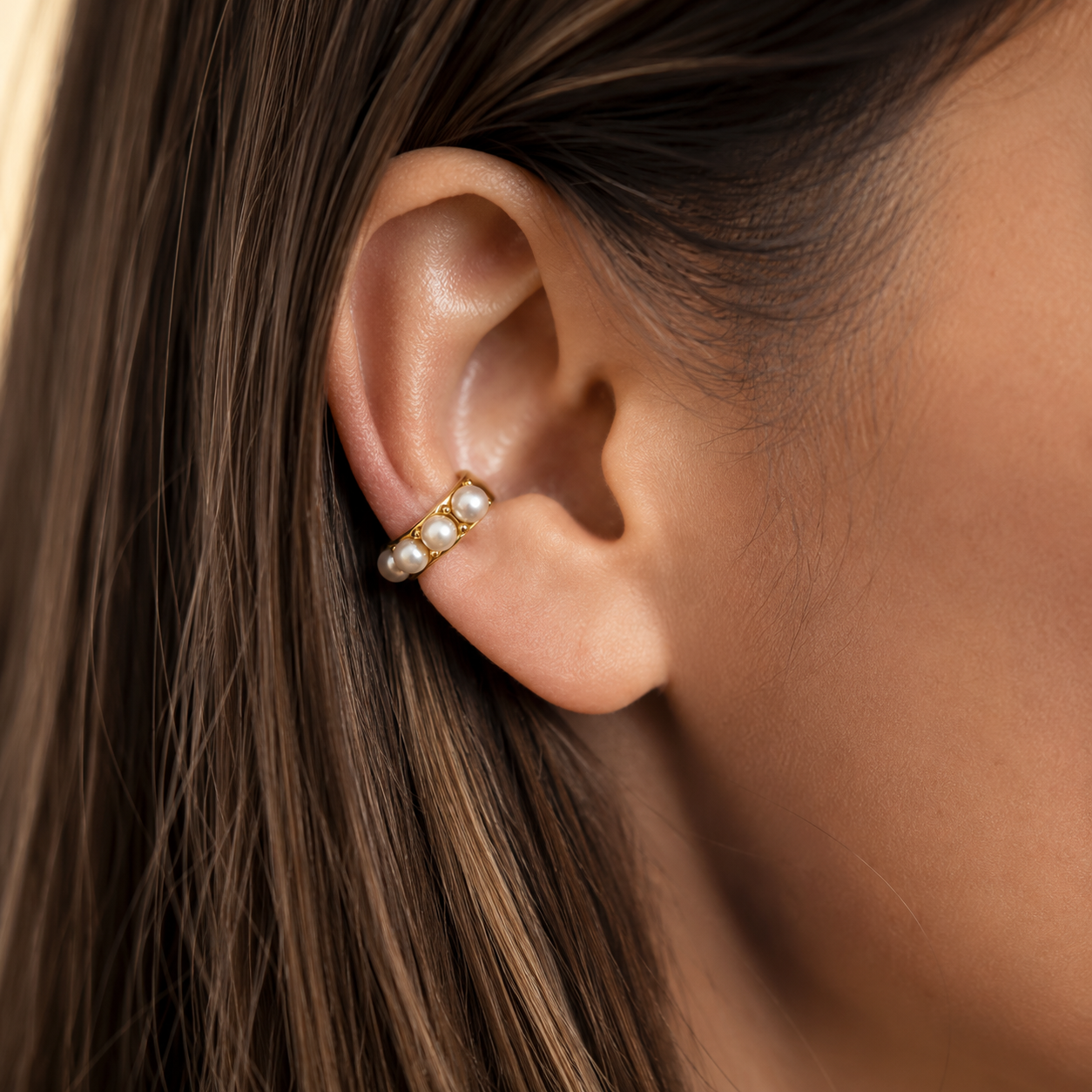 Ear cuff perles rang unique porté sur le cartilage de l'oreille