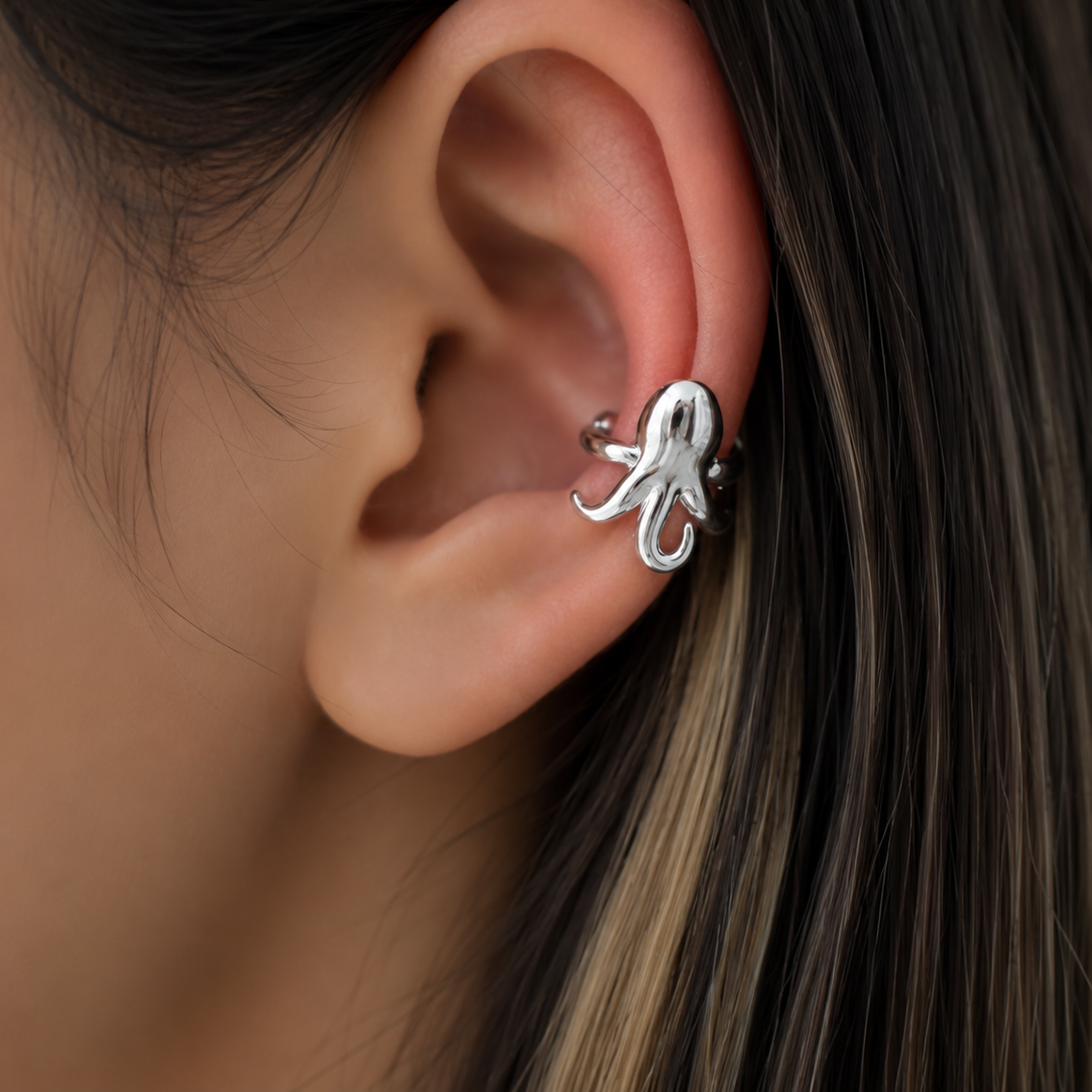 Ear cuff pieuvre porté sur le cartilage de l'oreille
