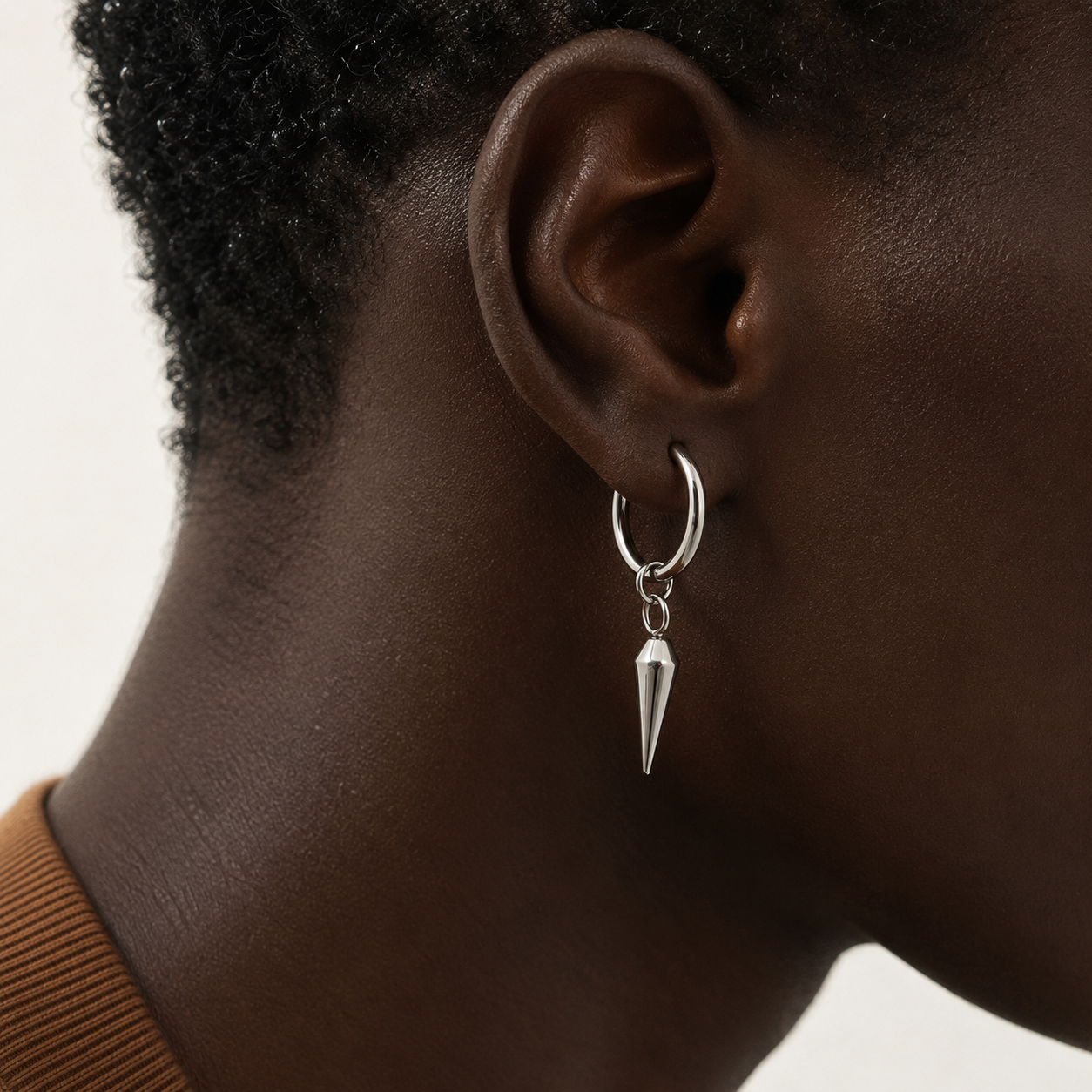 Ear cuff pointe pendante porté sur le cartilage de l'oreille