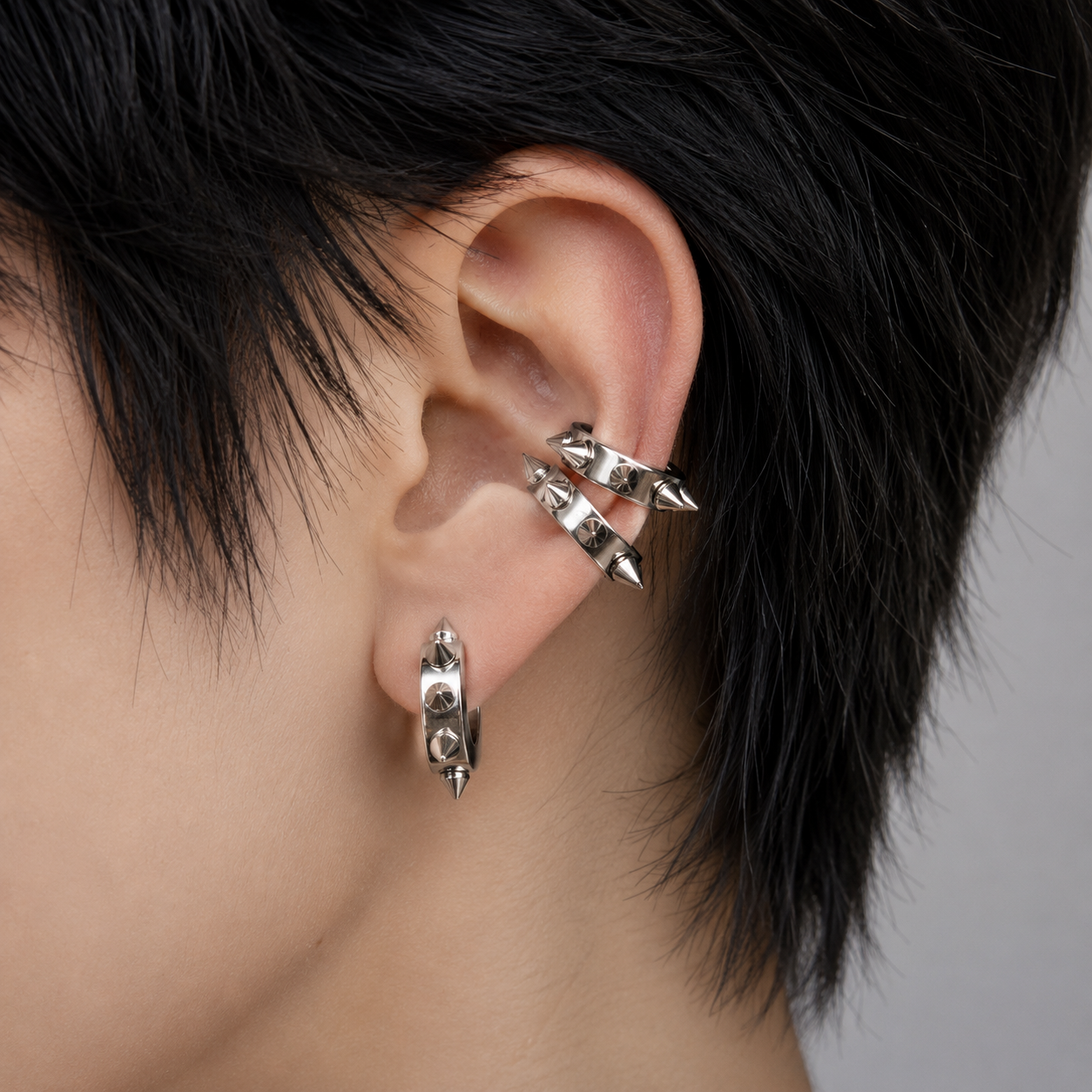 Ear cuff pointes géométriques porté sur le cartilage de l'oreille
