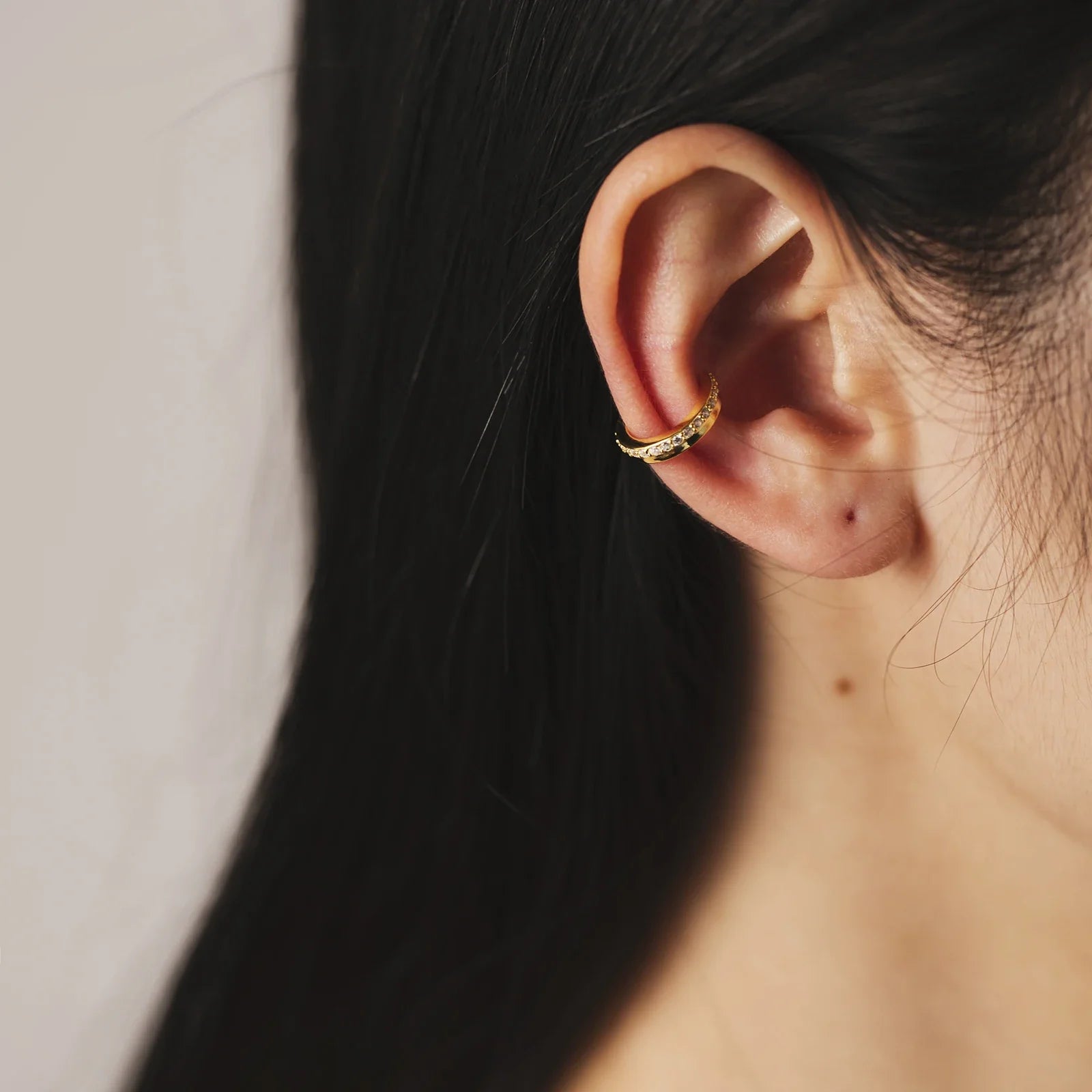 Vue détail ear cuff rang pavé