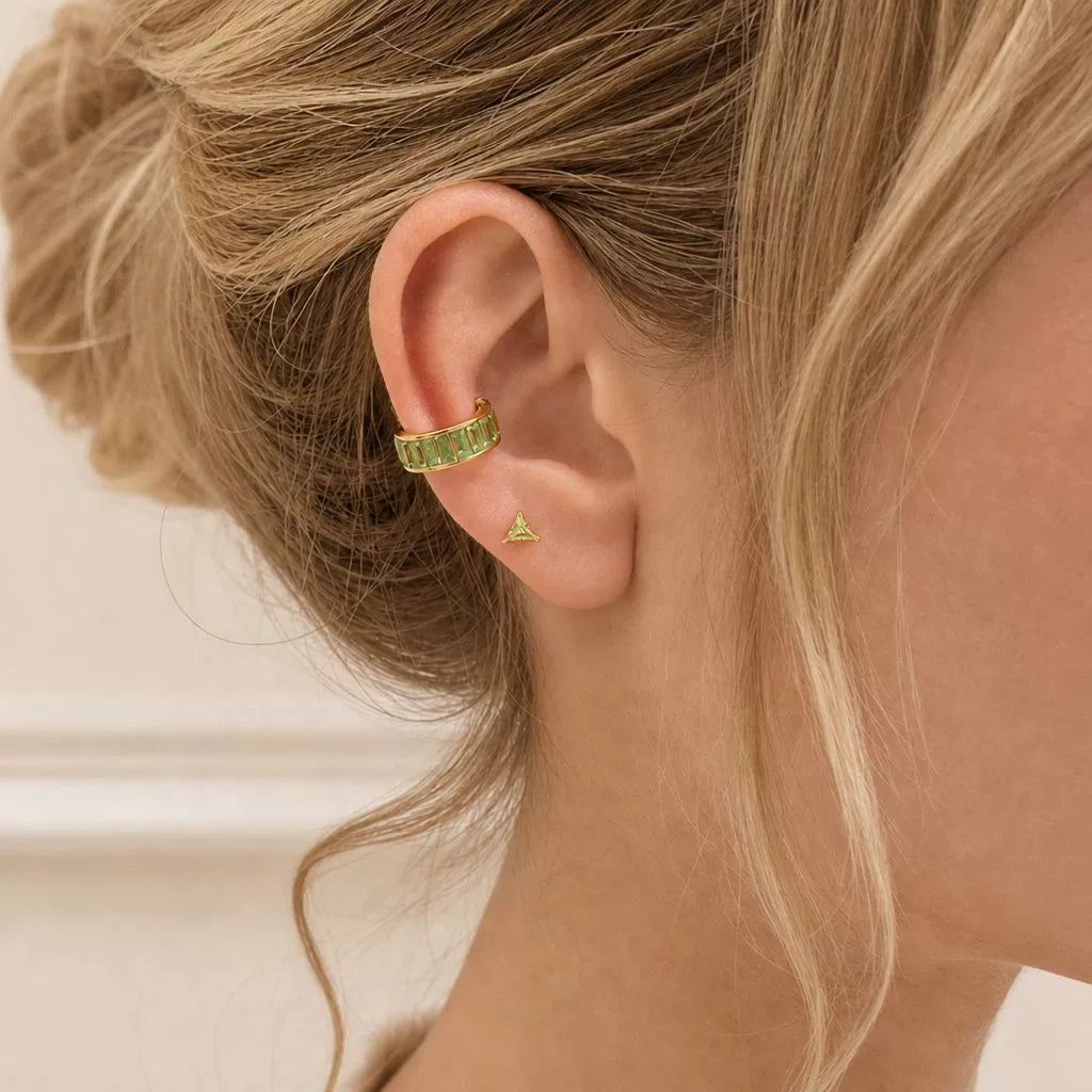 Ear cuff rectangle baguette porté sur le cartilage de l'oreille