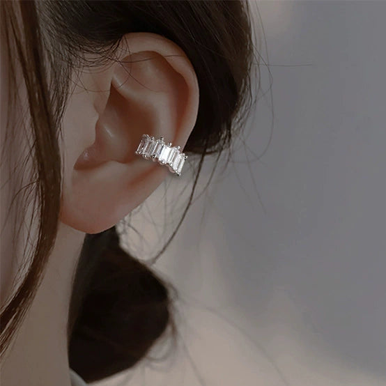 Ear cuff rectangle baguette simple porté sur le cartilage de l'oreille