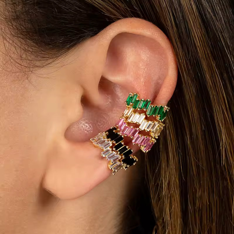 Ear cuff rectangle graph porté sur le cartilage de l'oreille