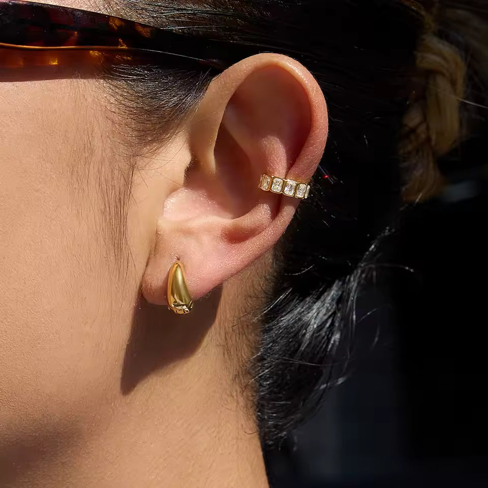 Ear cuff rectangle pavé porté sur le cartilage de l'oreille