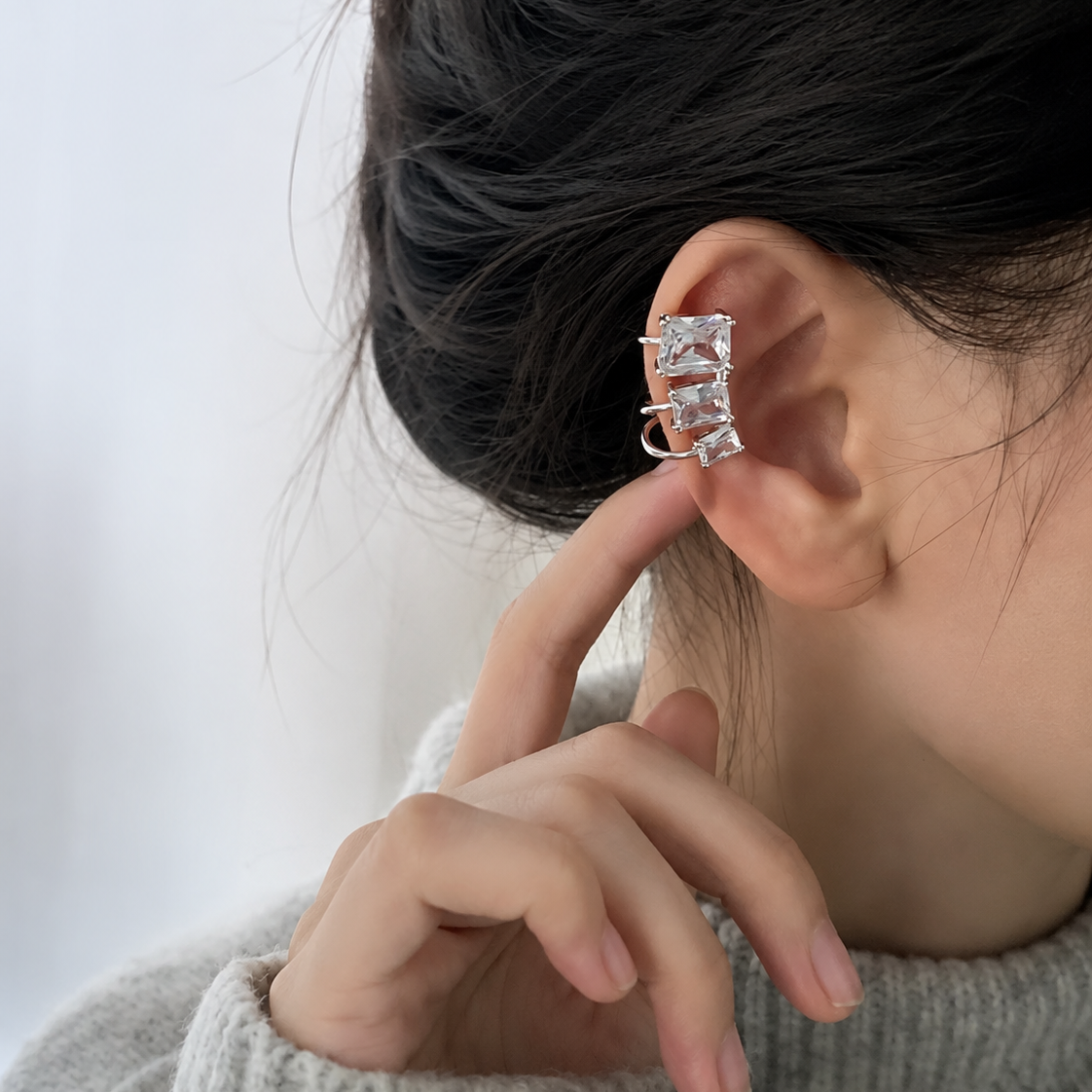 Ear cuff rectangle triple ligne porté sur le cartilage de l'oreille